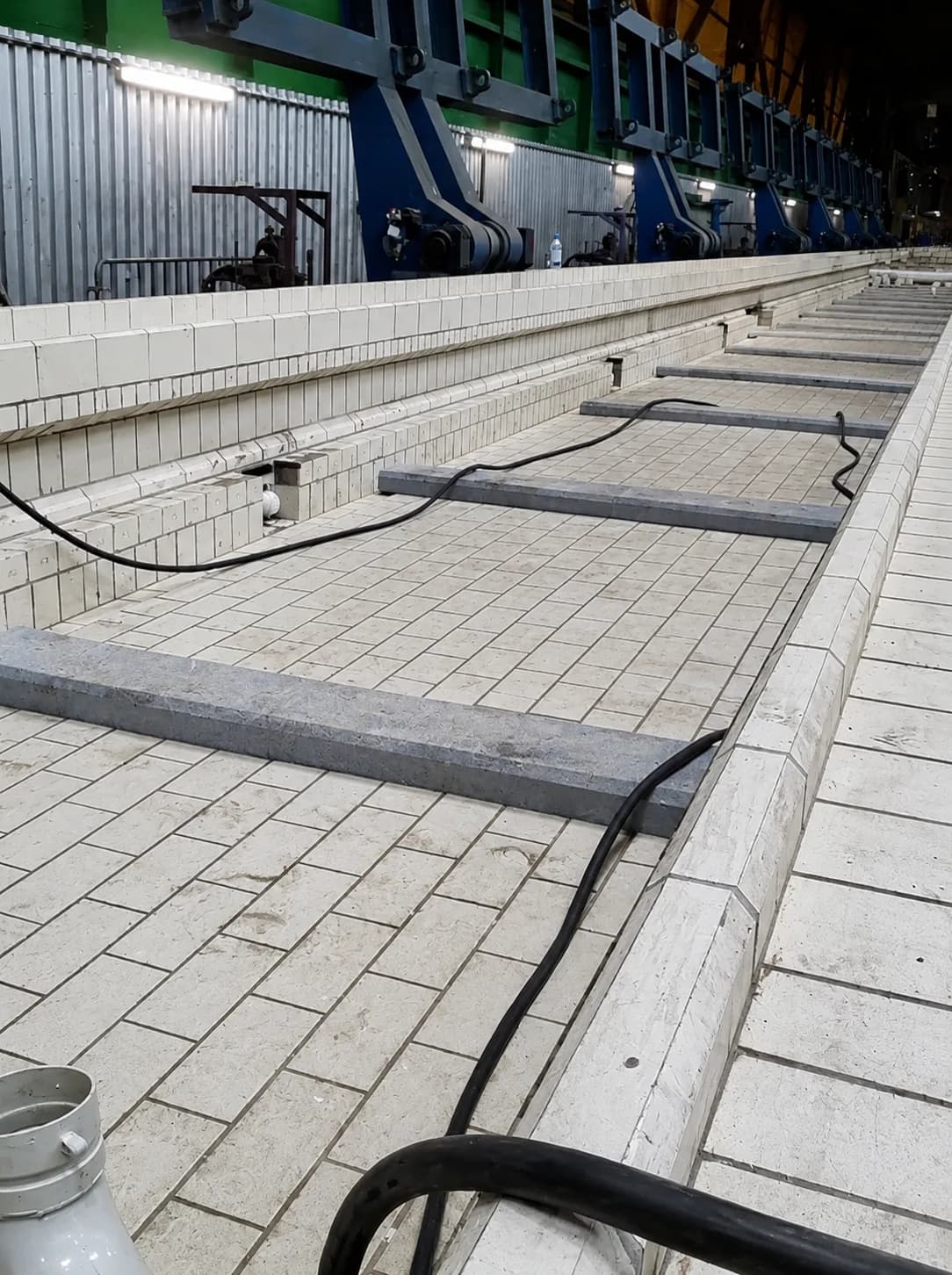 Mit säurefesten Ziegeln ausgemauerte Beizbecken