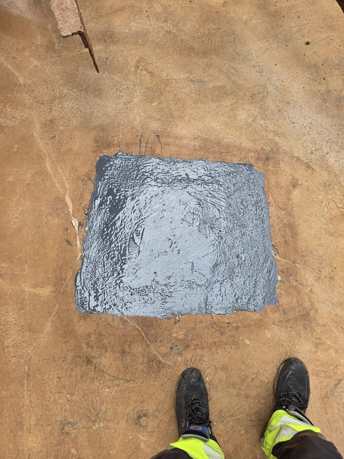 Betonboden, lokal mit Epoxidbeton repariert, Lasotex