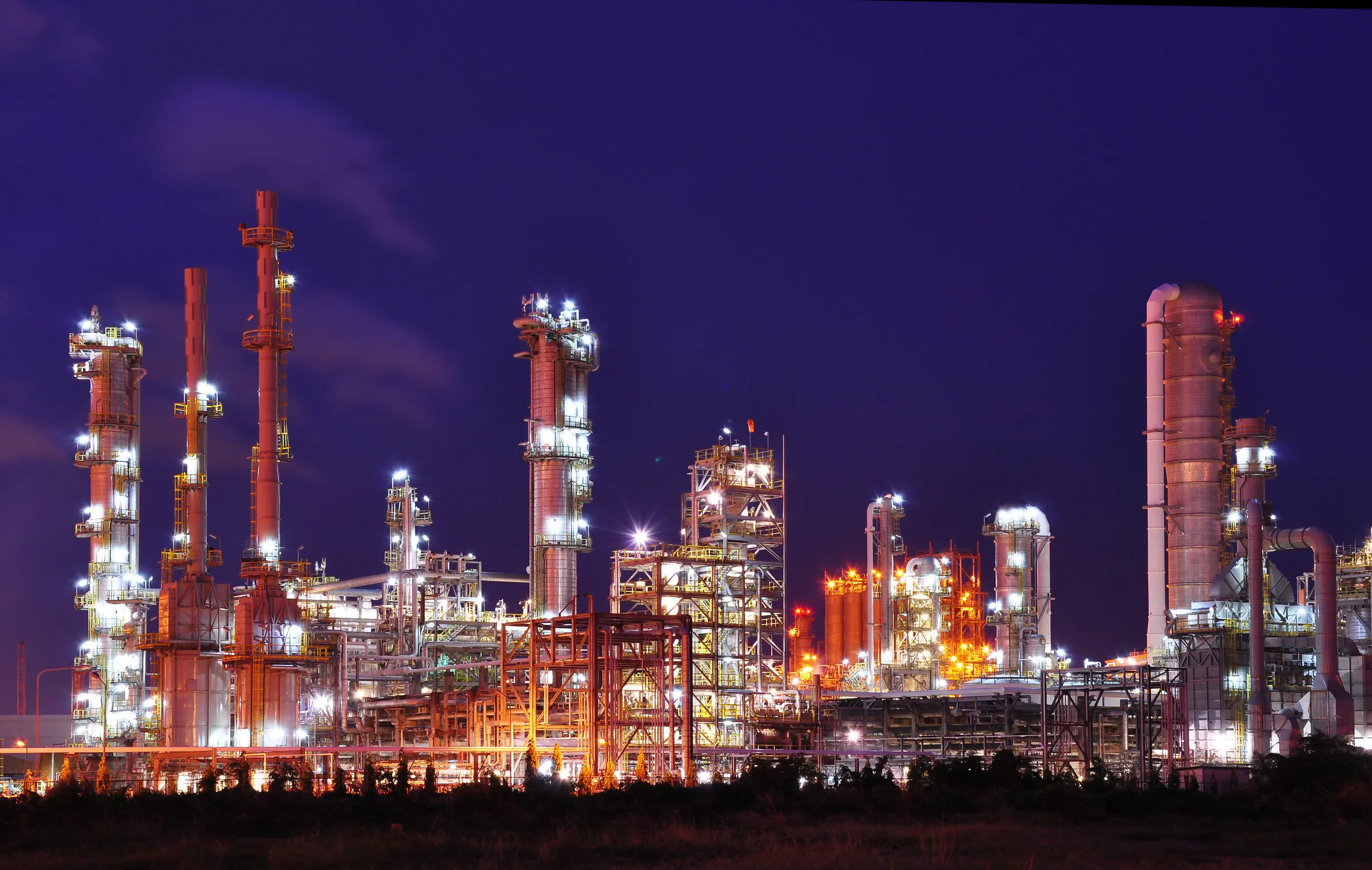 Rafinărie petrochimică iluminată noaptea