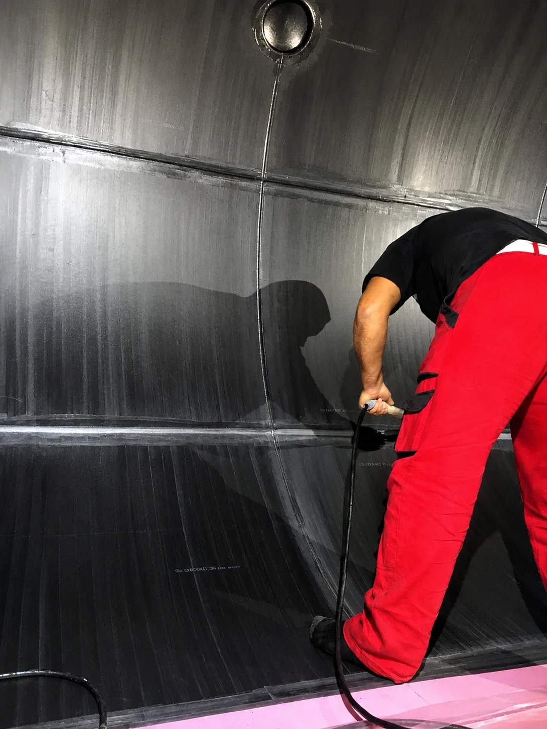 Anti-corrosion rubber lining inside a tank
